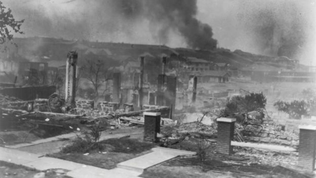 Edificios ardiendo en Tulsa, Oklahoma, en 1921