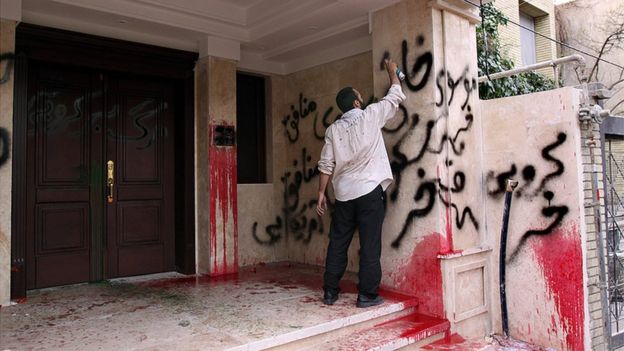 خانه کروبی در خیابان دیباجی هدف حمله مخالفانش قرار گرفت