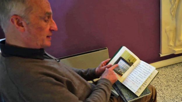 Yves de Locht, médico especialista em eutanásia, lê as notas que registra sobre a história dos pacientes