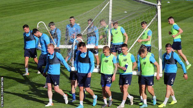 Dynamo Kyiv players move their training goal