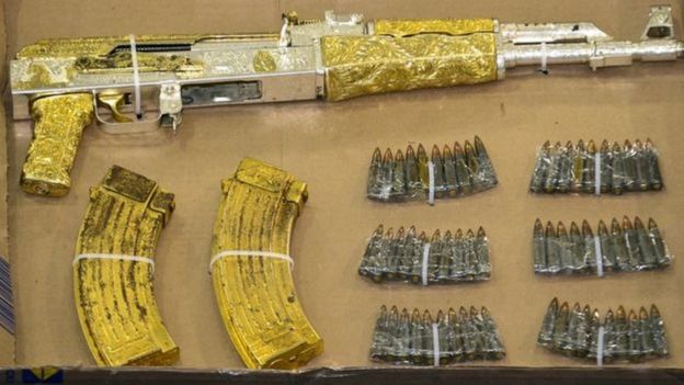 Arma com partes douradas apreendida com membros de cartéis mexicanos