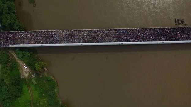 Los migrantes abarrotaron el puente que sirve de paso fronterizo.