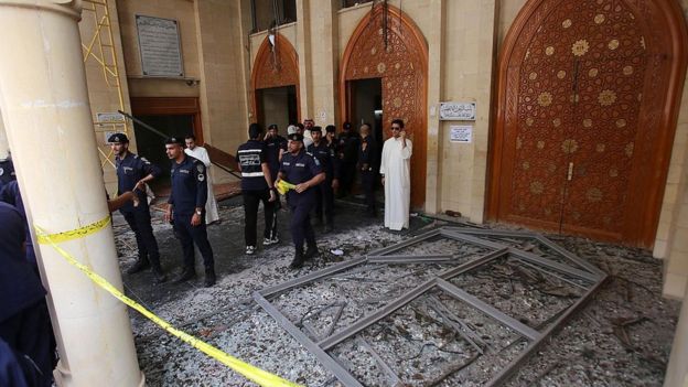 Kuwaiti security forces outside Shia al-Imam al-Sadeq mosque in Kuwait City after it was targeted by a suicide bombing (26 June 2015)