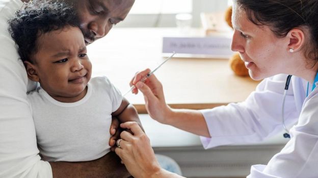 Vacunanción de un niño