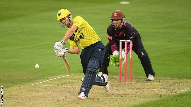 Sam Hain took his run haul to 179 in six T20 Blast matches for the Bears to keep their hopes alive