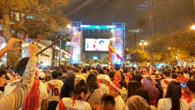 Hinchas en Lima