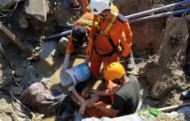 Endonezya'da bir kişi enkazdan sağ çıkarılırken