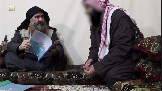 Bağdadi, IŞİD kollarının raporlarını incelerken elinde "Türkiye Vilayeti" yazan bir raporu tutarken