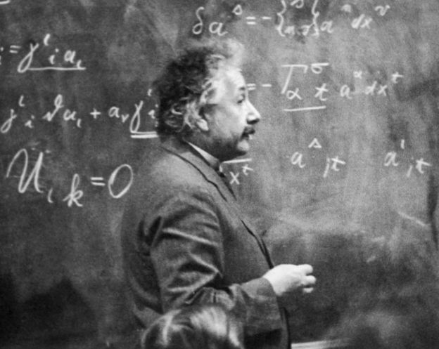 Einstein en 1931 dando clase frente a una pizarra llena de ecuaciones.