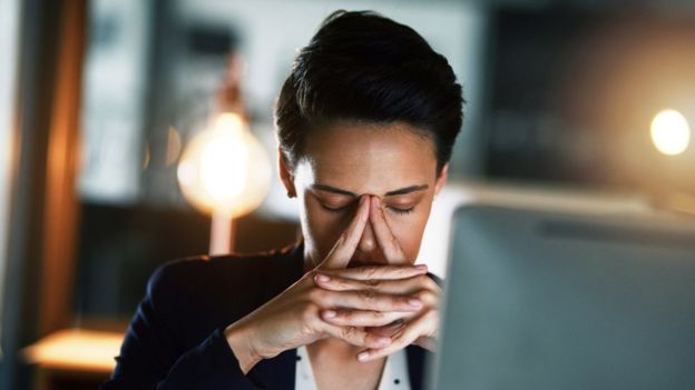 Una mujer frente a una computadora