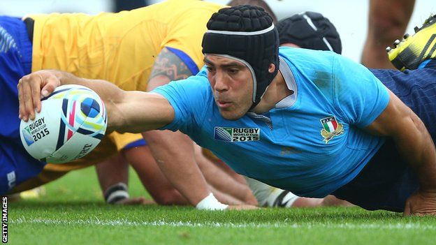 Edoardo Gori scores a try for Italy during their game game against Romania at the 2015 Rugby World Cup