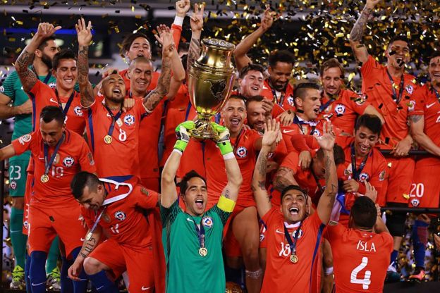 Los jugadores chilenos levantan la Copa América Centenario en 2016.