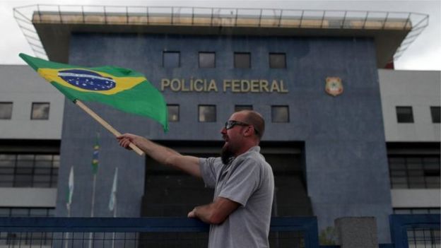 Manifestante em frente à Superintendência da PF em Curitiba (PR)