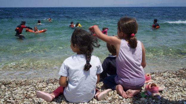 Niños mirando al mar.