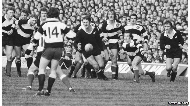 Yn ol nifer, cais y mewnwr i'r Barbariaid yn erbyn y Crysau Duon yn 1973, ydi'r cais gorau i'w sgorio erioed. According to many, the scrum half's try for the Barbarians against the All Blacks in 1973 is the best try ever scored