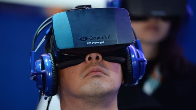 Nin xiran qalabka madaxa ee Oculus Rift headset