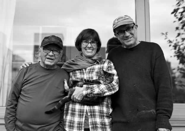 Bobby Desjarlais (E), que por mais de uma década foi sem-teto e que vive há um ano em uma microcasa no quintal de Kim Sherman (C) e Dan Tenenbaum (D), em Seattle, nos EUA