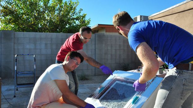 Pesquisadores da Universidade de Berkeley testam a caixa que coleta água