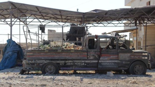 Los bombardeos rusos sobre Idlib afectan a instalaciones civiles como este mercado en el distrito de Saraqib.
