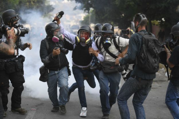Imágenes de periodistas heridos durante protestas en Venezuela.