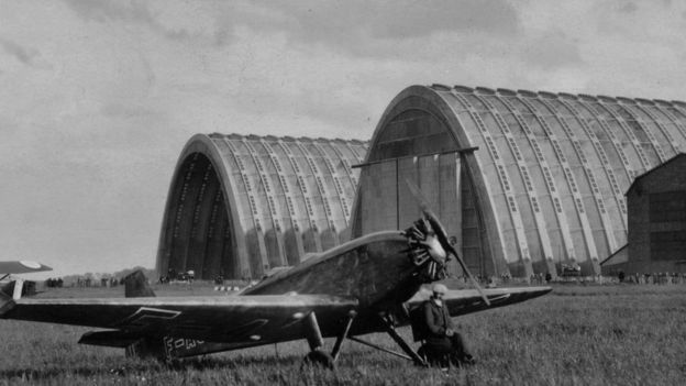 Avión frente a hangares en 1925.
