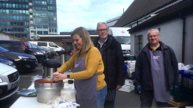 Los voluntarios de la cocina popular