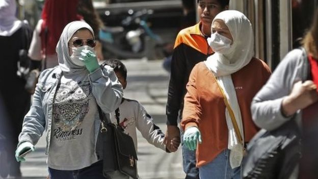 Shoppers wearing masks in Beirut (07/05/20)