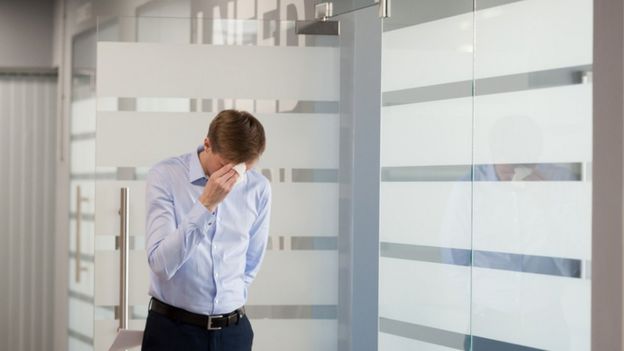 Jovem t&iacute;mido no trabalho
