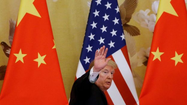 Trump em frente a bandeiras americana e chinesa