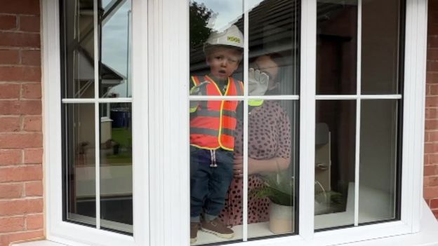 Doncaster boy, 1, meets bin crew heroes in surprise visit - BBC News