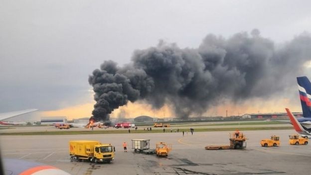 Nuvens negras de fumaça saem do avião em chamas na pista do aeroporto de Sheremetyevo