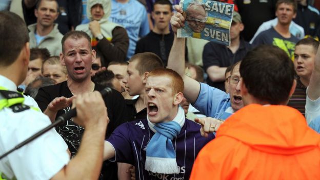 Aficionados del Manchester City protestan tras la derrota sufrida por su equipo contra Middlesbrough en mayo de 2008.
