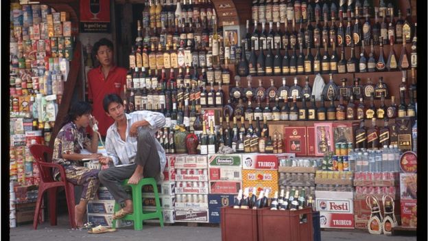 Một cửa hàng bán rượu, bia và đồ uống trong Chợ Lớn