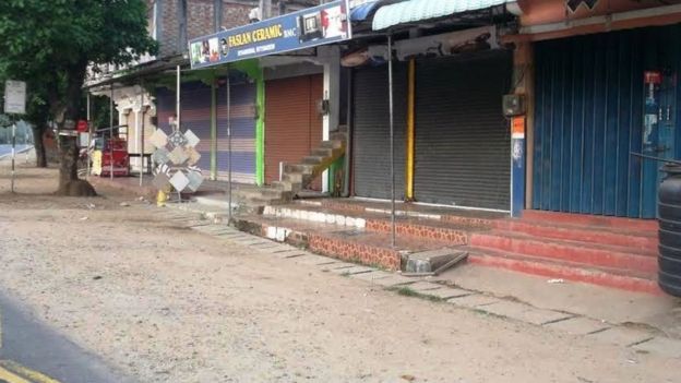 இறக்காமம் பிரதேசத்தில் மூடப்பட்ட கடைகள்