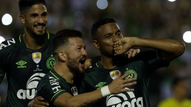 Reinaldo festeja el primer gol del partido junto a Rossi y Tulio de Melo.