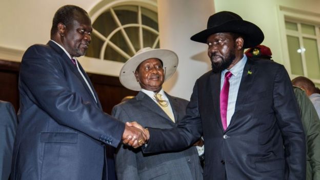 கைகுலுக்கி கொள்ளும் சால்வா கிர் மற்றும் ரிக் மச்சார்