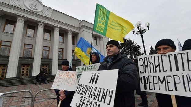 Протести під стінами Верховної Ради України проти продажу землі