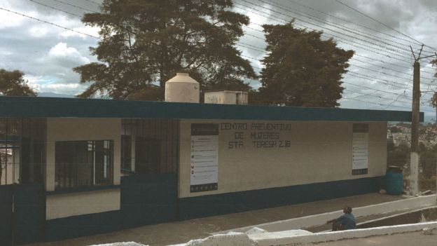 Entrada do Centro de Detenção de Mulheres de Santa Teresa, em Guatemala