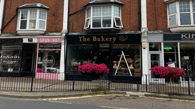 Cost of living: Felixstowe bakery gets energy rate reduced - BBC News