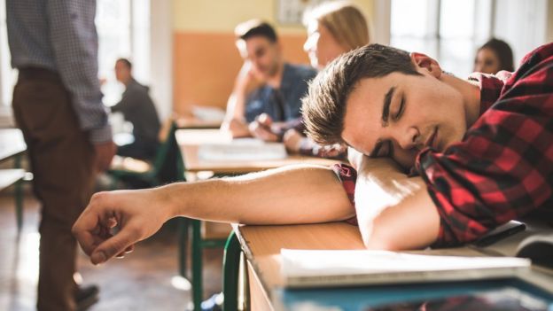 El profesor José Luis Redondo propone cambiar el horario para las clases matinales con adolescentes porque aún están en la fase del sueño. Foto: GETTY IMAGES