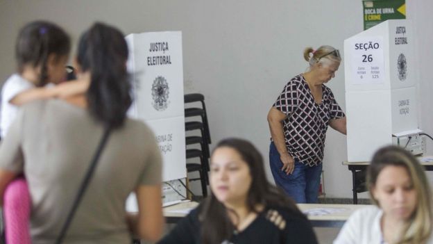 Eleitores em local de votação no Rio
