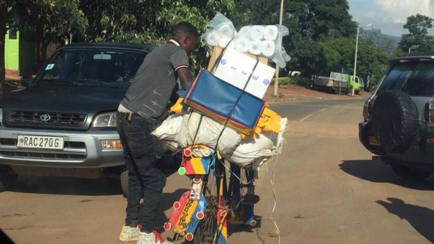 Mtu akifanya manunuzi ya chakula