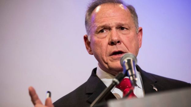 Roy Moore dando un discurso.