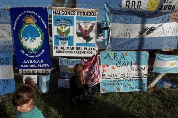 Mensajes de apoyo a la tripulación y sus familiares cuelgan fuera de las instalaciones de la Armada en Mar del Plata.