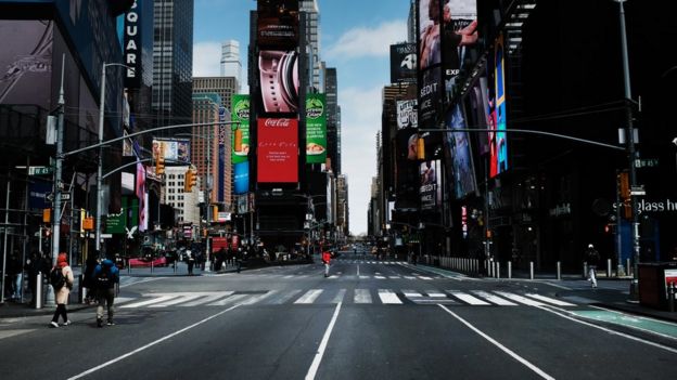 Las calles de Manhattan están desiertas por las restricciones para detener al coronavirus. Foto: Getty.