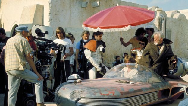 Alec Guinness en el set del film