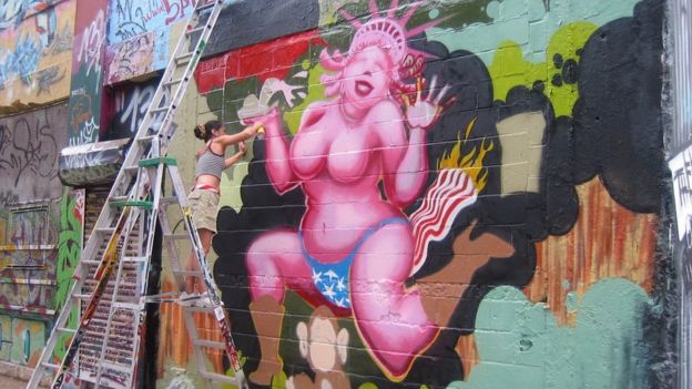 Sandra Fabara, conocida como Lady Pink, pinta un mural