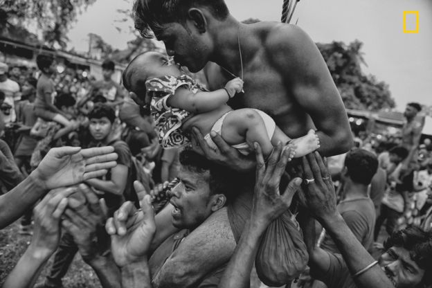 Hombre besando a su bebé.