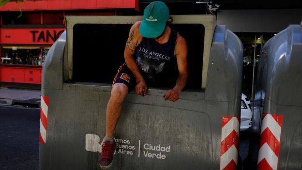 Homem recolhe material reciclável em Buenos Aires