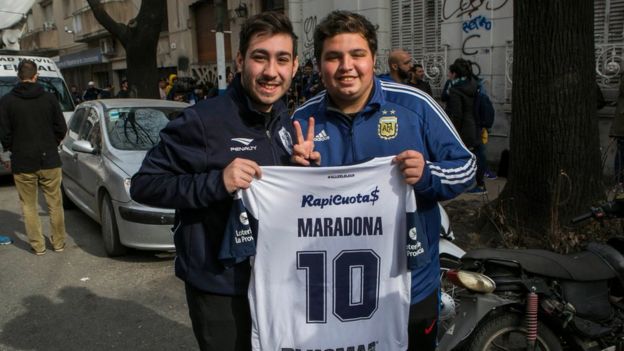 A La Plata, en Argentine, des fans de la Gimnasia posent avec un maillot Maradona fabriqué après que le vainqueur du Mondial 1978 a été nommé entraîneur du club, vendredi 6 septembre 2019.